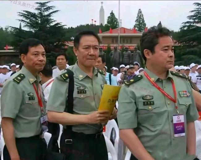 男子旅游偶遇“李云龙”扮演者 惊喜合影留念