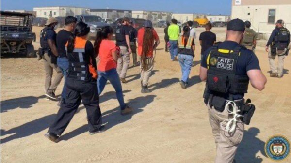 万通配资 美移民局突击检查, 一现代汽车工厂475人被拘捕